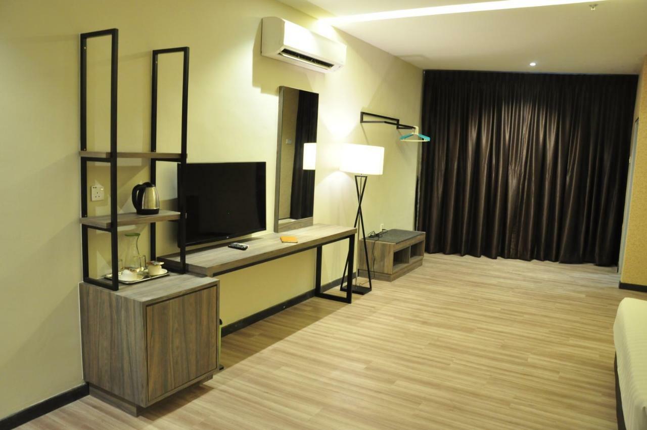 Frazel Inn Hotel Parit Buntar Exterior photo